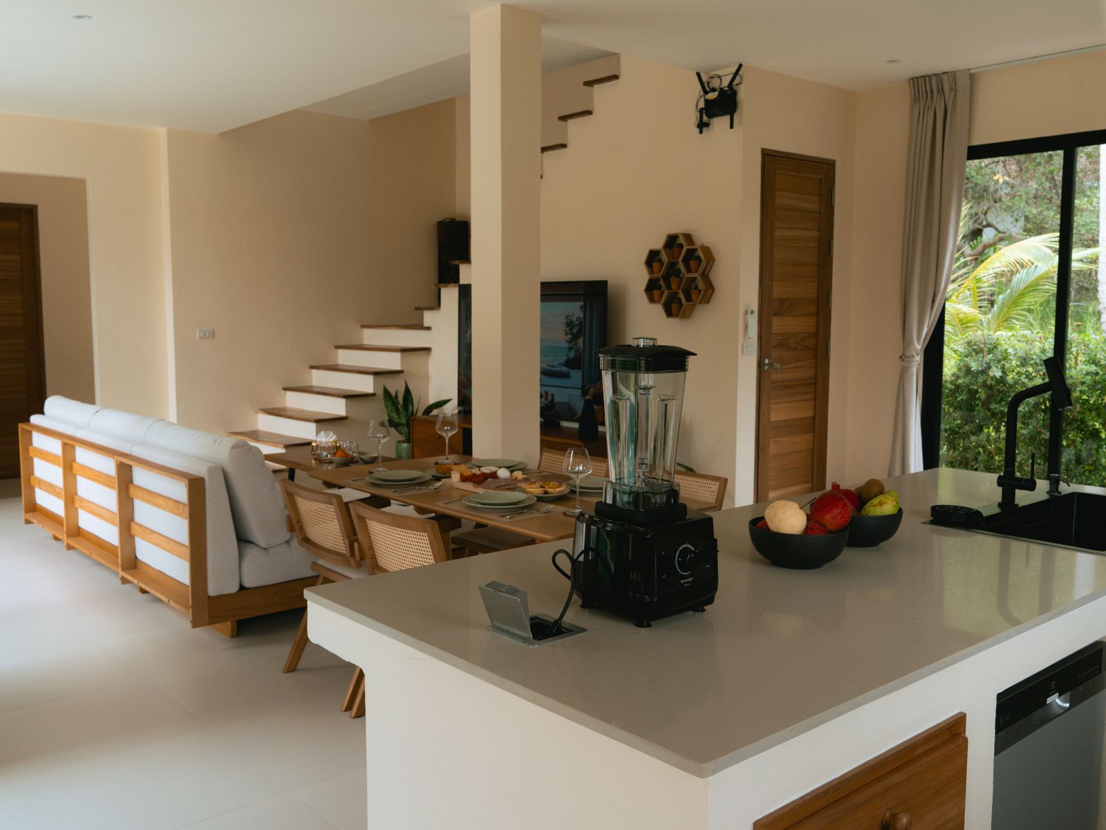 Kitchen & Dining