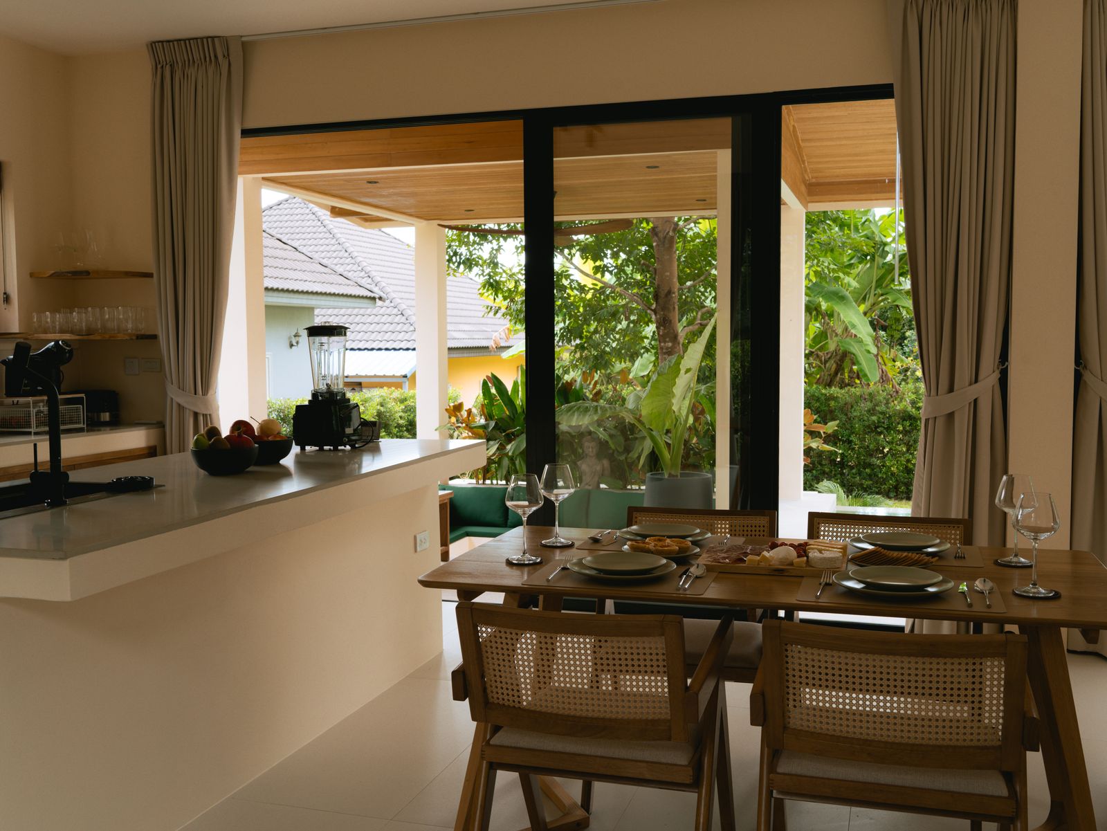 Kitchen & Dining