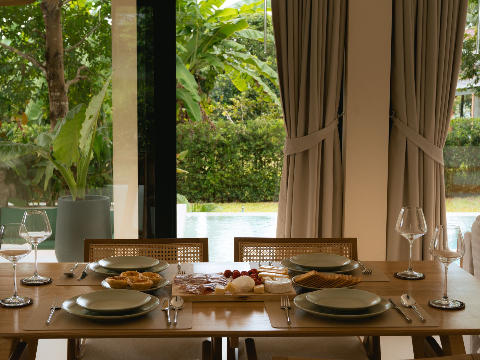 Kitchen & Dining