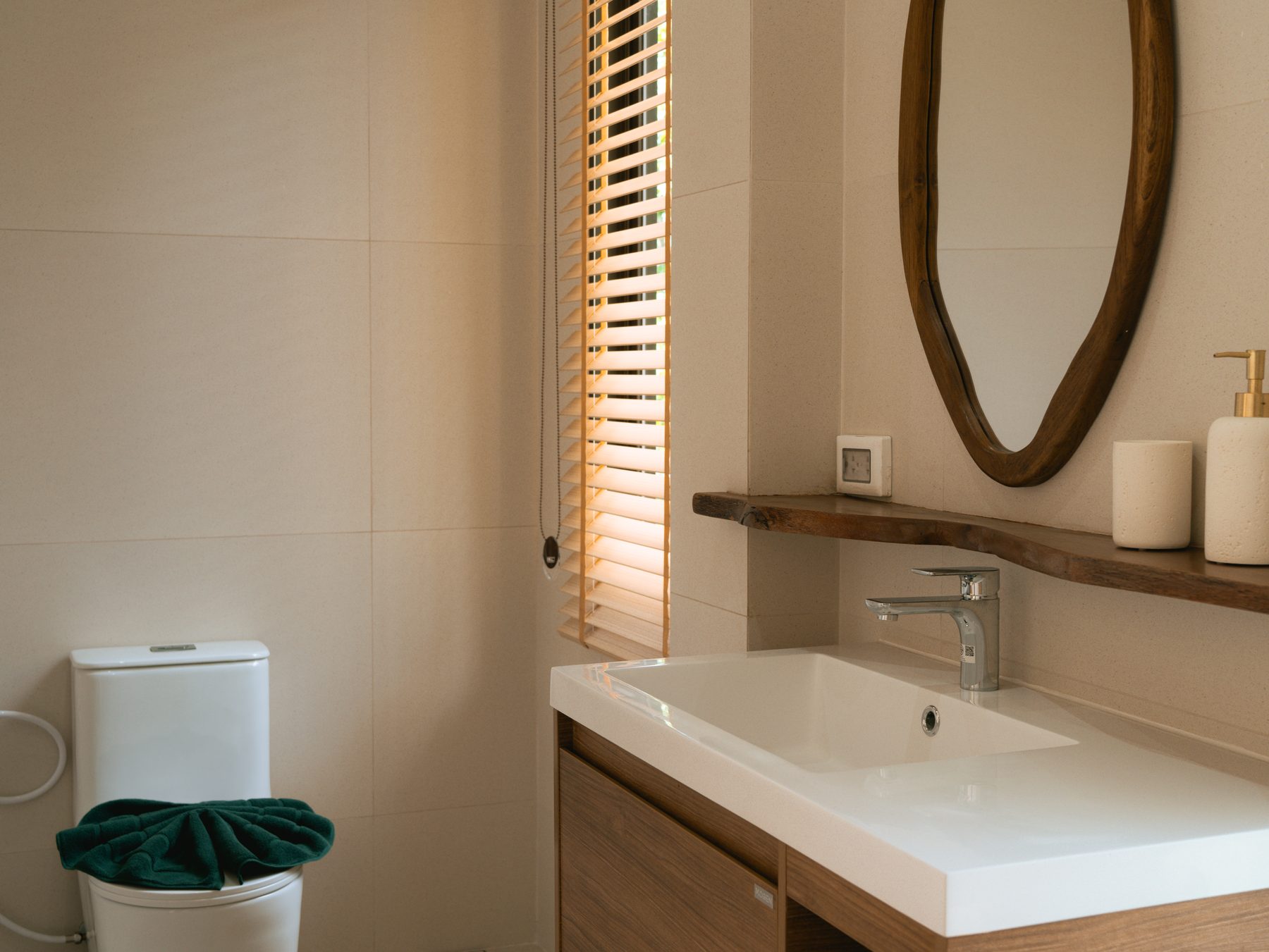 Second ensuite bathroom